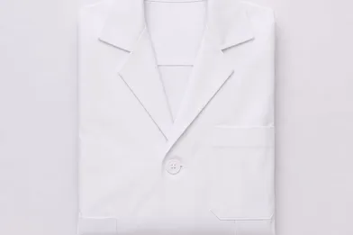 Bata de laboratorio, con solapa y bolsillo frontal