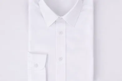 Camisa cuello corbata, blanca con cuello clásico y botones al frente