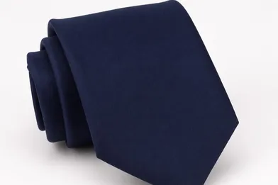 Corbata azul oscuro, tejido liso elegante y tonalidad uniforme