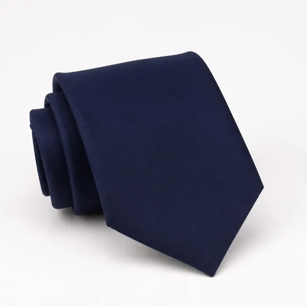 Corbata escolar azul oscuro lisa, sin escudo, doblada sobre fondo blanco
