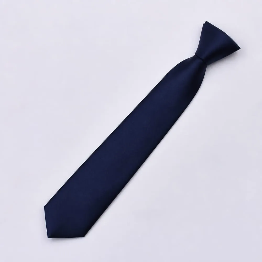 Corbata escolar azul oscuro lisa, doblada sobre fondo blanco. La del Guimarc va contramarcada con el escudo del colegio