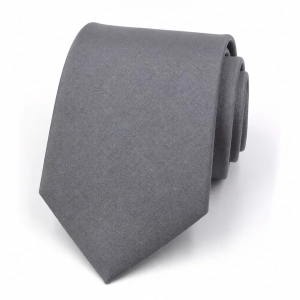 Corbata escolar gris ratón lisa, sin escudo, doblada sobre fondo blanco