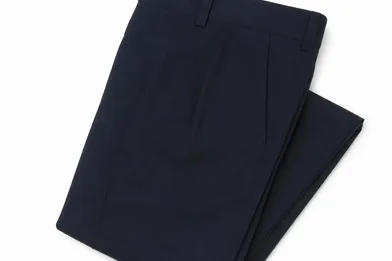 Pantalón azul oscuro, diseño clásico con pliegues frontales y presillas para cinturón