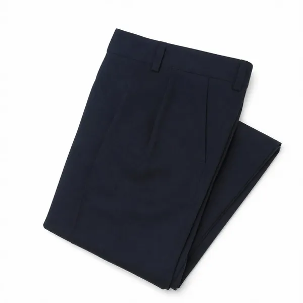 Pantalón escolar azul oscuro doblado sobre fondo blanco, con la raya marcada