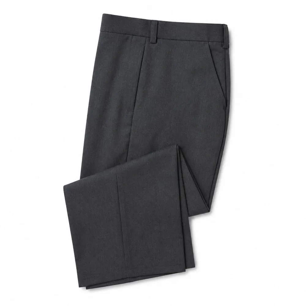 Pantalón escolar gris oscuro doblado sobre fondo blanco, con la raya marcada