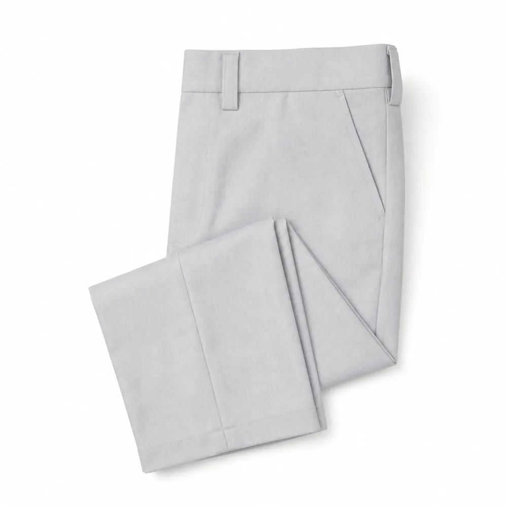 Pantalón escolar de lino gris perla doblado sobre fondo blanco, con la raya marcada