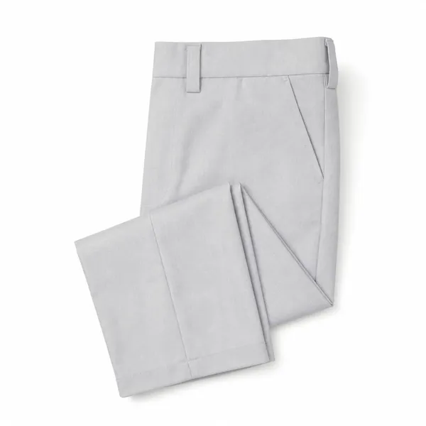 Pantalón escolar de lino gris perla doblado sobre fondo blanco, con la raya marcada