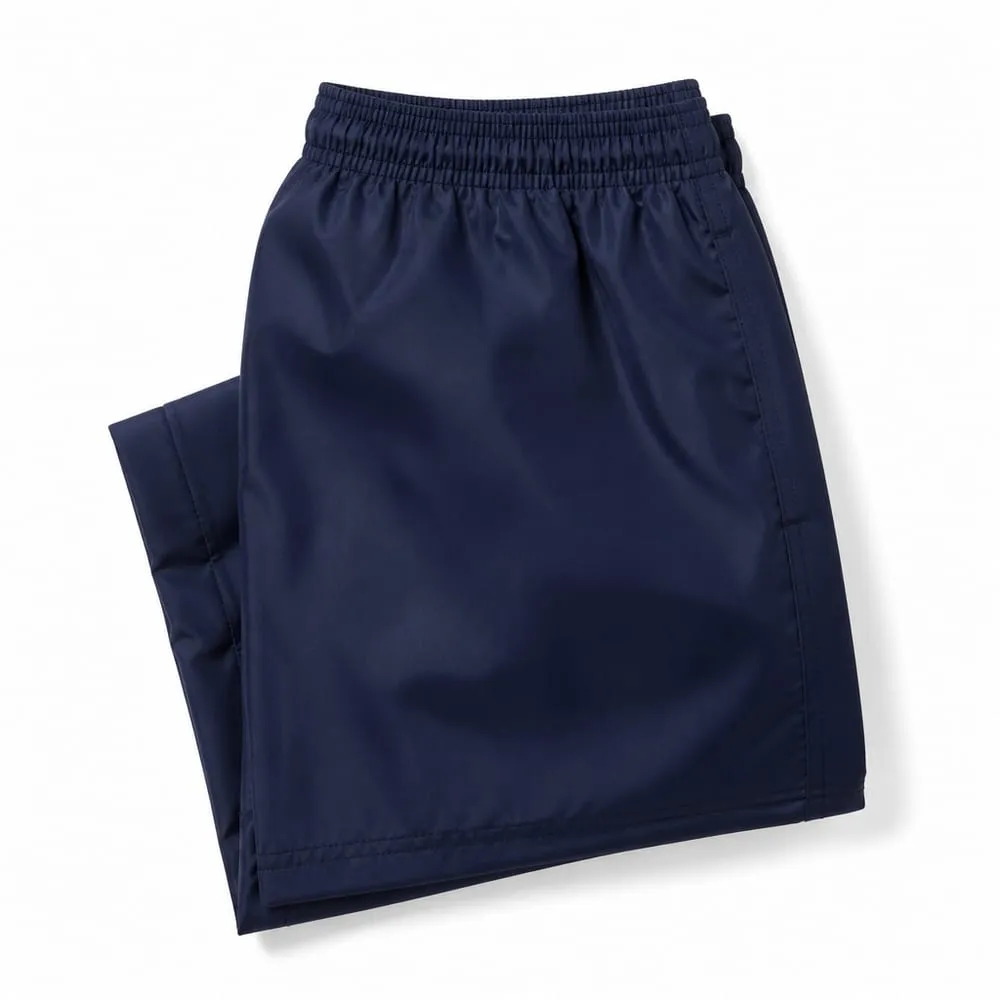 Pantaloneta escolar azul oscuro en tela impermeable, doblada sobre fondo blanco